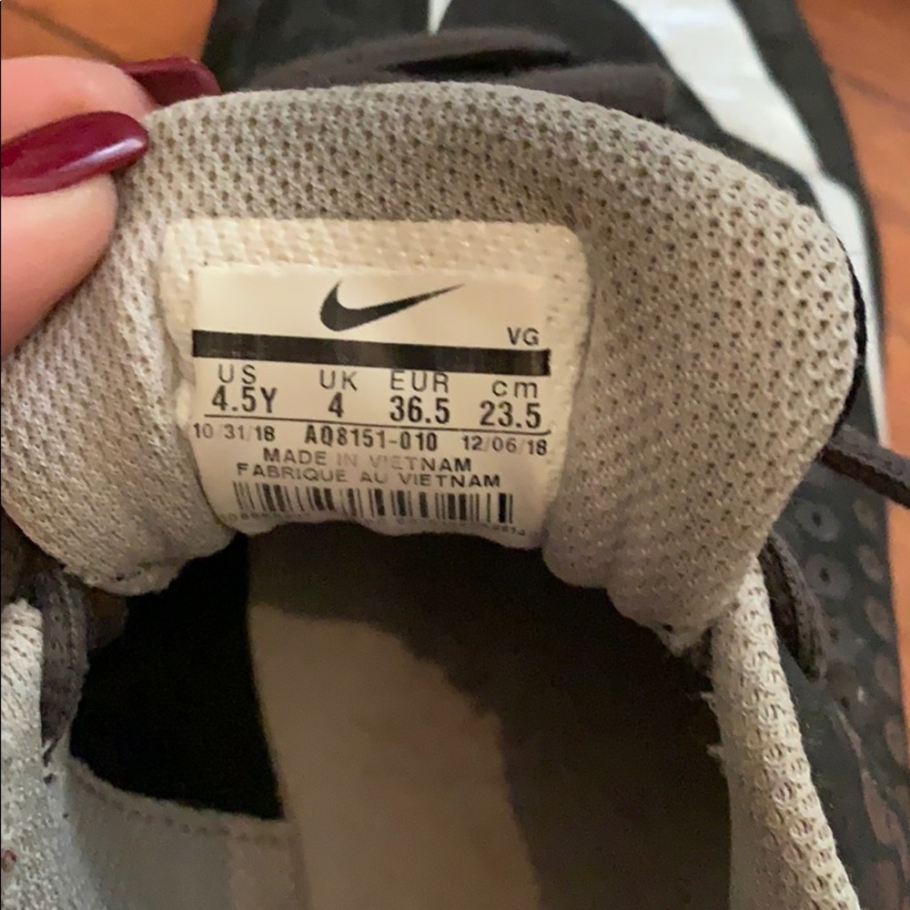 Football cleats - Picture 2 of 3